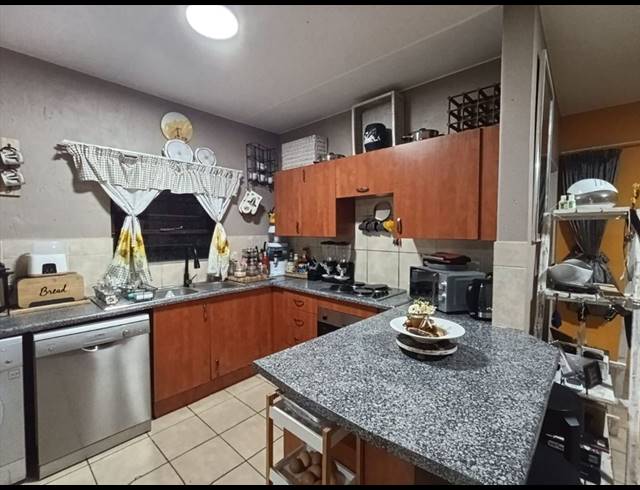 2 BEDROOM TOWNHOUSE FOR SALE IN BONAERO PARK